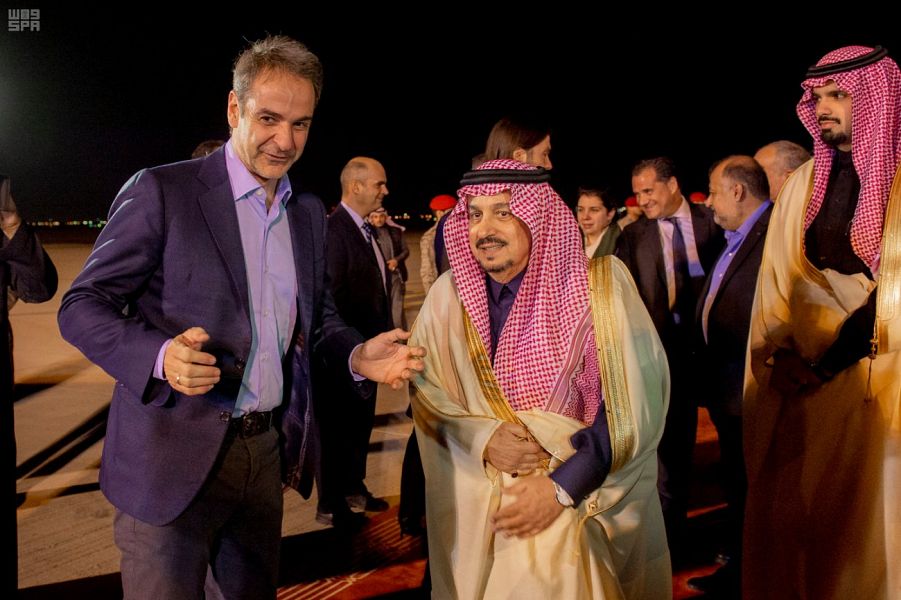 رئيس وزراء اليونان يصل الرياض وفيصل بن بندر في استقباله 