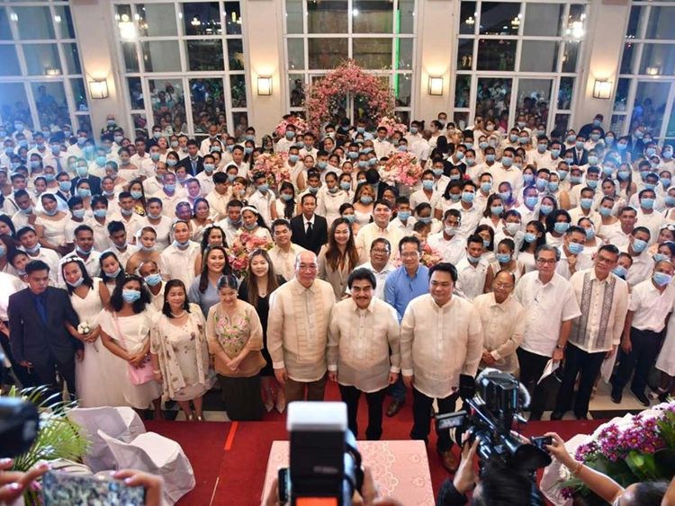فيديو وصور.. الفلبين تتحدى كورونا بحفل زفاف جماعي