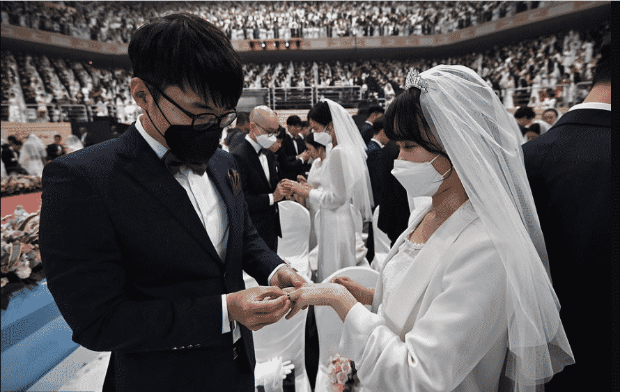 فيديو وصور.. كوريا تتحدى كورونا وتقيم حفل زفاف حضره 30 ألف شخص