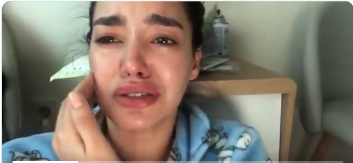 بالفيديو.. بكاء يوتيوبر أصيبت بشلل بعد جلسة علاج بالإبر الصينية