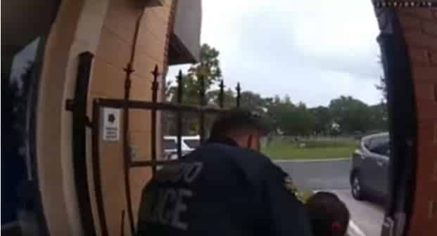 فيديو.. شرطي يقبض على طفلة الـ6 سنوات من المدرسة