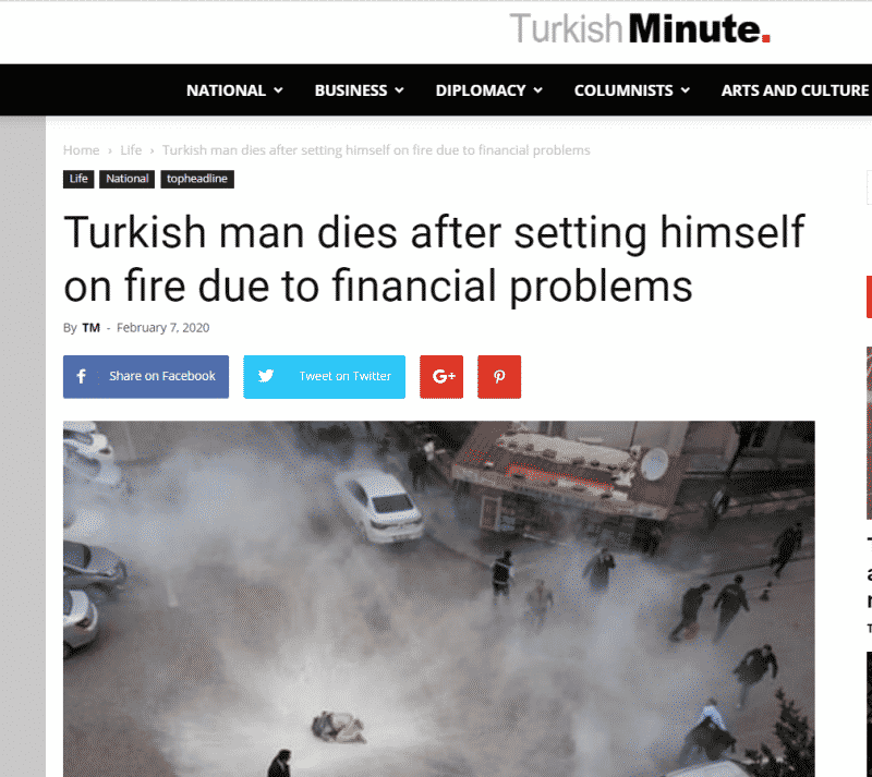 رجل تركي يشعل النار في نفسه
