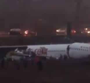 فيديو.. إصابة 52 راكبًا في تحطم وانشطار طائرة تركية لنصفين