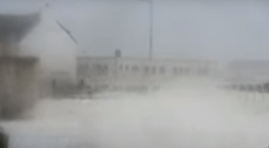 فيديو.. العاصفة دينيس تصل فرنسا بعدما شلت بريطانيا