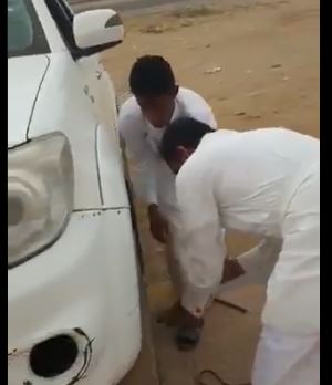 فيديو.. قائد مدرسة يصلح إطار سيارة طالب