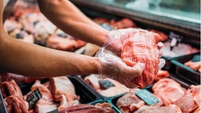 التجارة تعاقب مقيمًا تورط في حيازة ونقل اللحوم الفاسدة