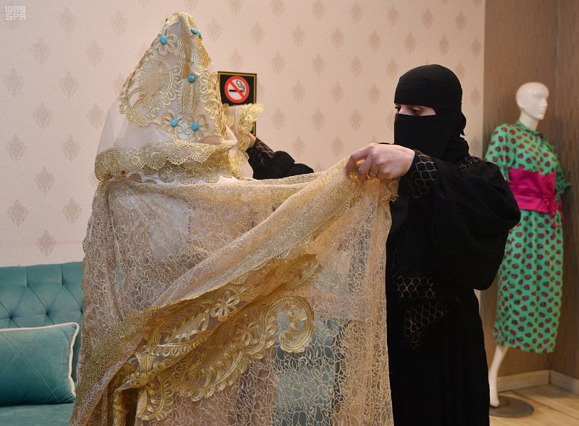 مصممة أزياء سعودية معاقة بصريًا تبهر الجميع بإبداعاتها