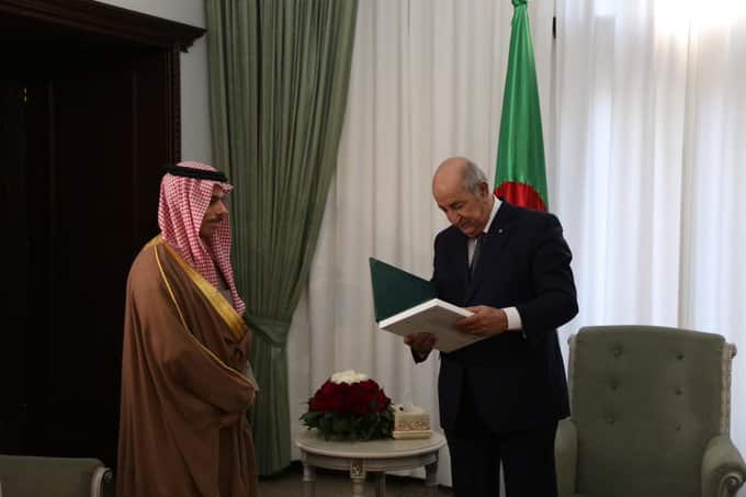 الملك سلمان يدعو رئيس الجزائر لزيارة المملكة