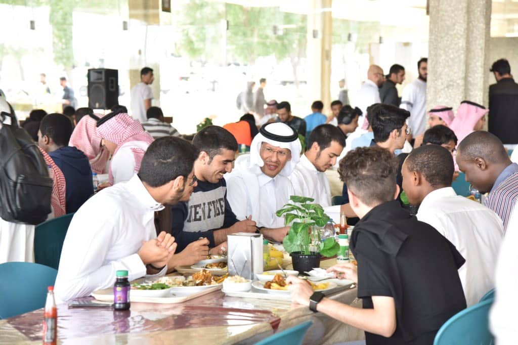 وزير الطاقة يتناول الطعام مع طلاب جامعة الملك فهد