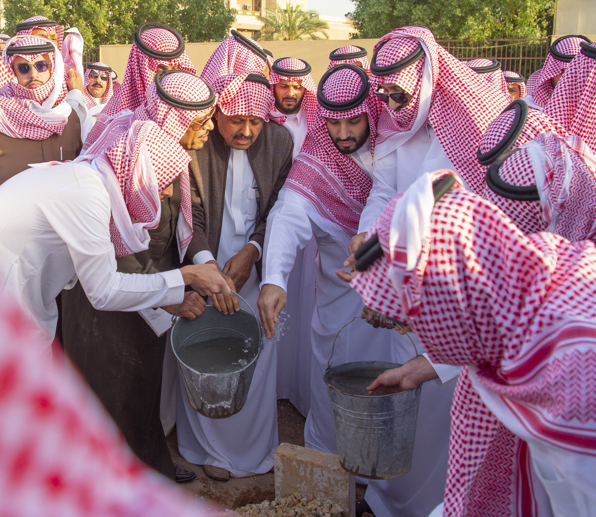 فيديو.. ولي العهد يشارك في دفن الأمير طلال بن سعود