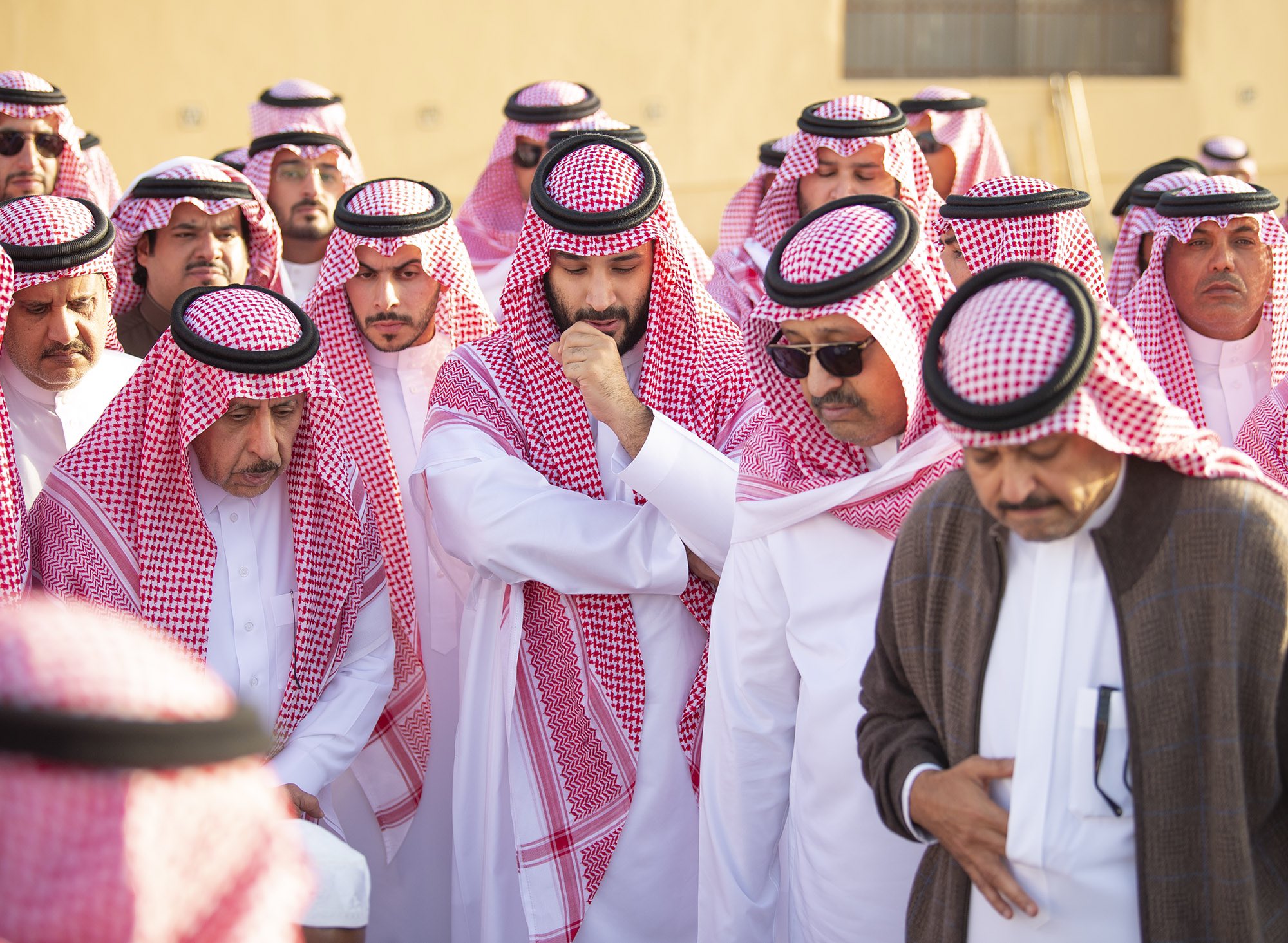 صورة مؤثرة لولي العهد بعد دفن الأمير طلال بن سعود