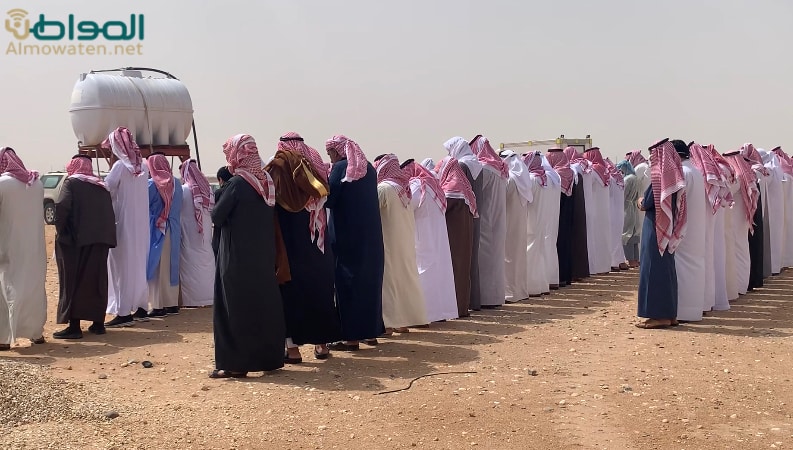 جموع من أهالي حفر الباطن يؤدون الصلاة على الأموات داخل المقبرة