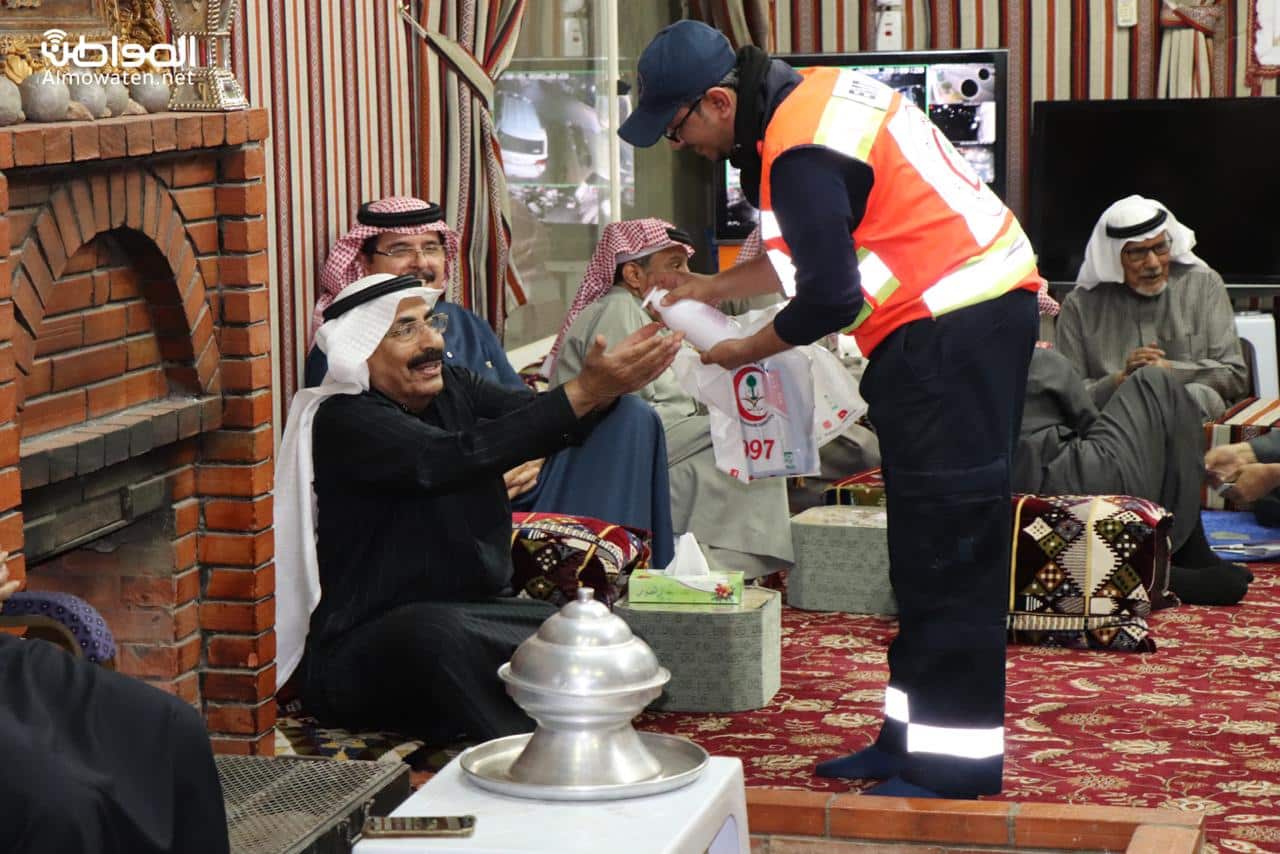 الهلال الأحمر في مجالس واستراحات حائل للتوعية من كورونا