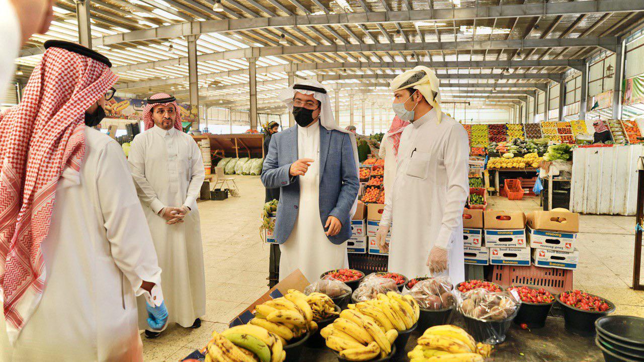 أمين عسير يتفقد الأسواق المركزية ويشدد على تطبيق الإجراءات الاحترازية