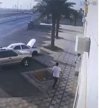 فيديو.. ضبط شخصين تورطا في سرقة حقيبة من سيارة في نسيم الرياض