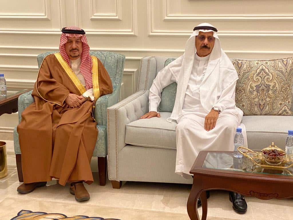 أمير الرياض يقدم واجب العزاء في وفاة الأمير عبدالعزيز بن عبدالله بن فيصل بن فرحان