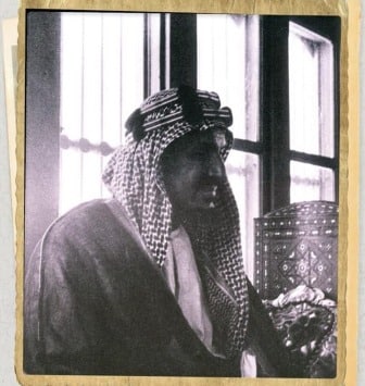 صورة نادرة للملك المؤسس في مجلسه بجدة