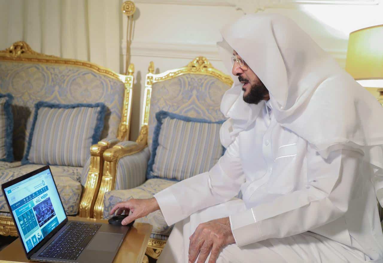 وزير الشؤون الإسلامية يتابع سير تقديم الخدمات عبر خدمة التواصل الإلكترونية
