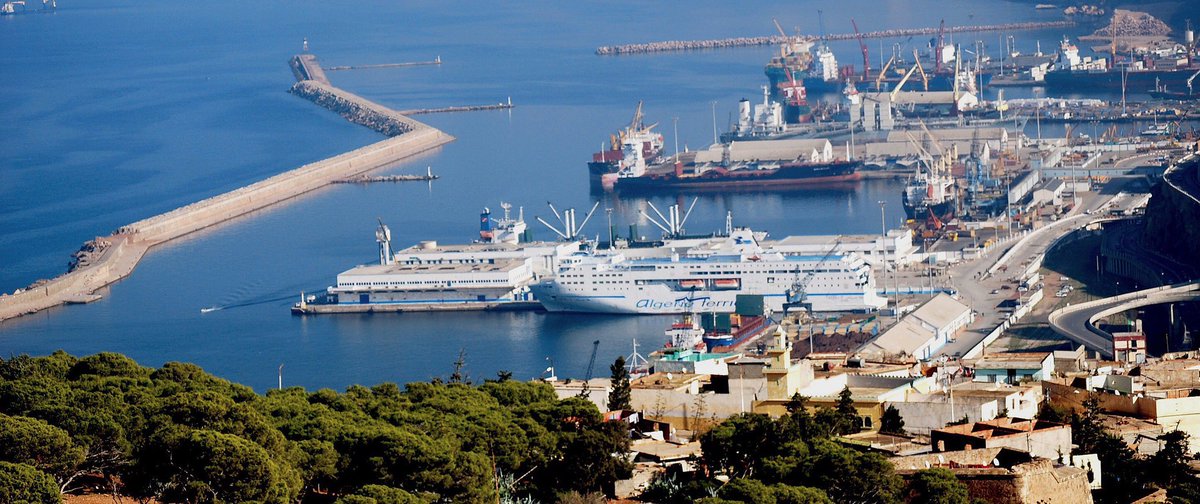 الجزائر تحتجز 900 راكب قادمين من إسبانيا