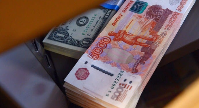 المركزي الروسي يرفع سعر الروبل أمام العملات الرئيسية
