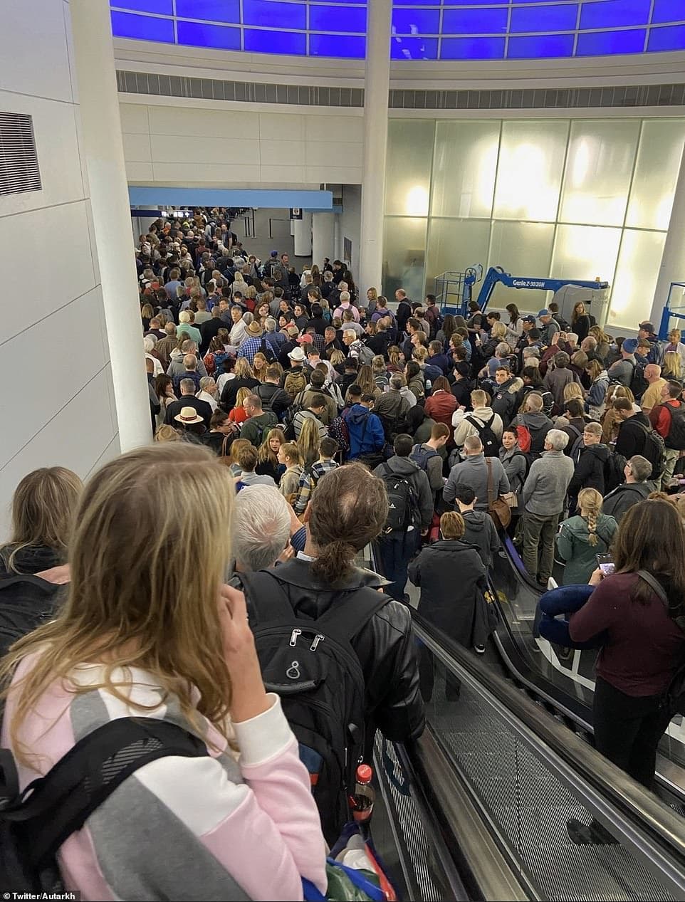 صور لا تصدق لفوضى المطارات الأمريكية بسبب المسافرين العالقين