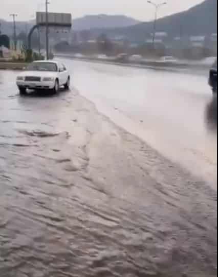 فيديو.. جريان المياه بعد أمطار الطائف اليوم