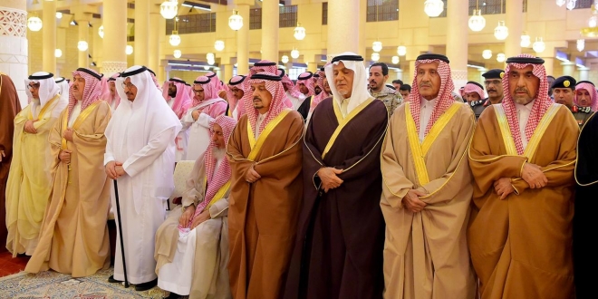 صورة جموع غفيرة تشيع الأمير عبدالعزيز بن عبدالله بن فيصل بن فرحان