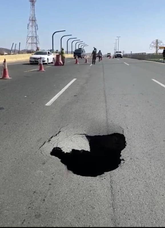 انهيار أرضي في جسر الجموم والجهات المعنية تباشر