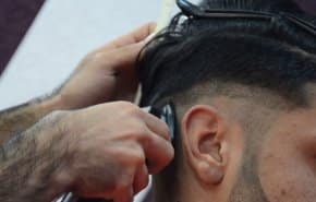 ضبط مخالفين لقرار إغلاق محلات الحلاقة في الجوف
