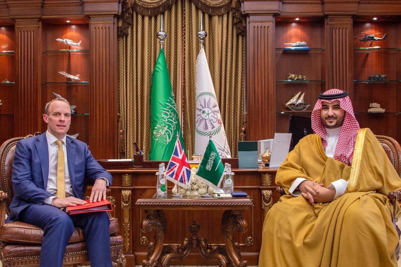 خالد بن سلمان يبحث الشراكة الاستراتيجية مع وزير خارجية بريطانيا