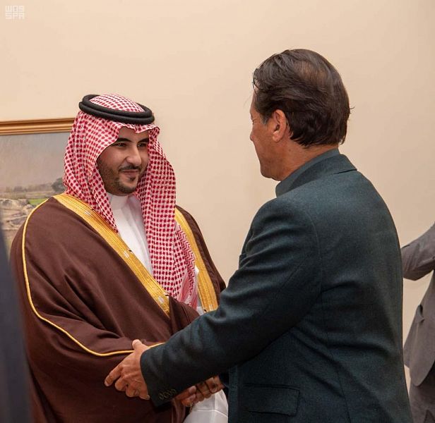 خالد بن سلمان يستعرض الجوانب الدفاعية والأمنية مع رئيس وزراء باكستان