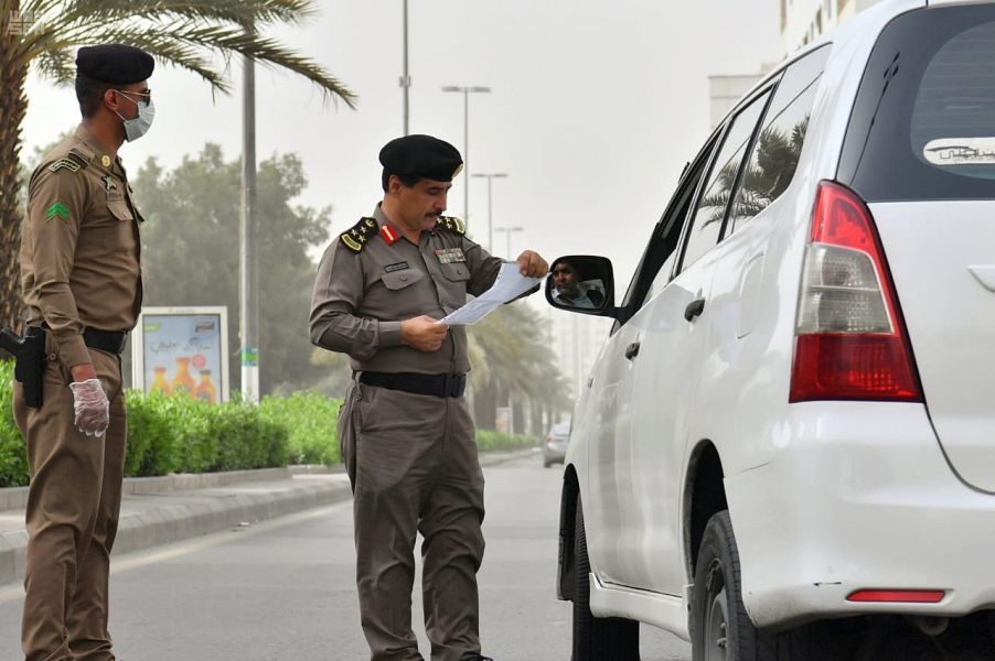 رجال الأمن بالعاصمة المقدسة.. حزم وإنسانية في منع التجول