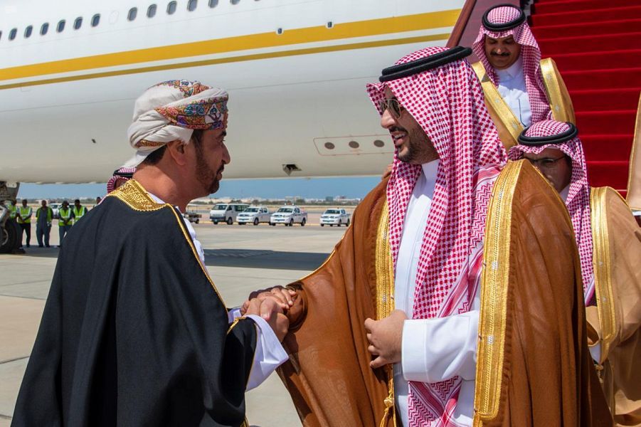 فيديو.. سلطان عمان يستقبل الأمير خالد بن سلمان في قصر العلم