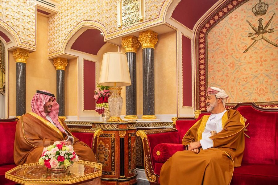 سلطان عمان وخالد بن سلمان يبحثان العلاقات الثنائية والتطورات الإقليمية - المواطن