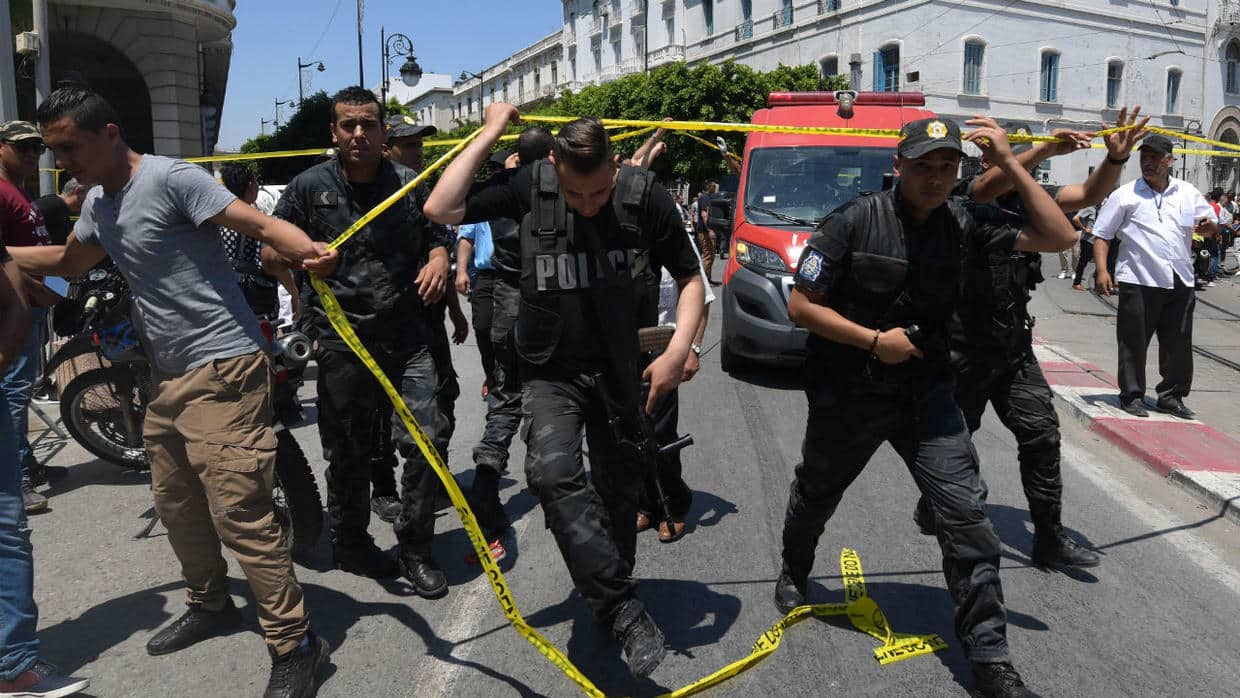 إرهابي يفجر نفسه قرب السفارة الأمريكية في تونس