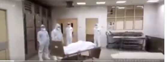 فيديو مؤثر.. طبيب يصلي على زملائه ضحايا كورونا في بريطانيا