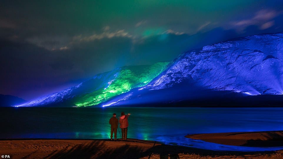  فنان يركب 1000 مصباح على طول جبال كونيمارا الأيرلندية