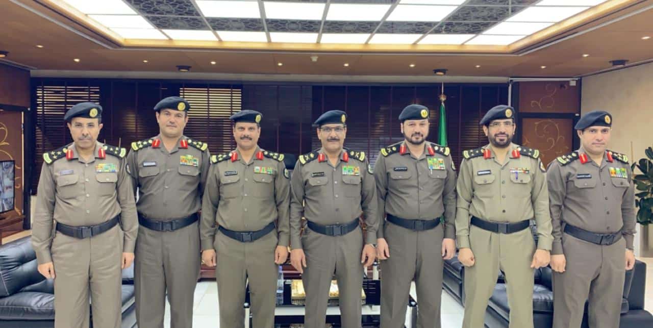 مدير شرطة الرياض يقلد عددًا من ضباط رتبة عميد