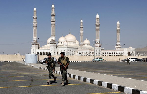 اليمن يعلق إقامة صلاة الجمعة والجماعة في المساجد