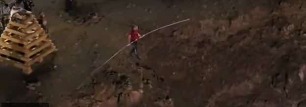 فيديو.. مغامر يسير على حبل ارتفاعه 548م فوق بركان