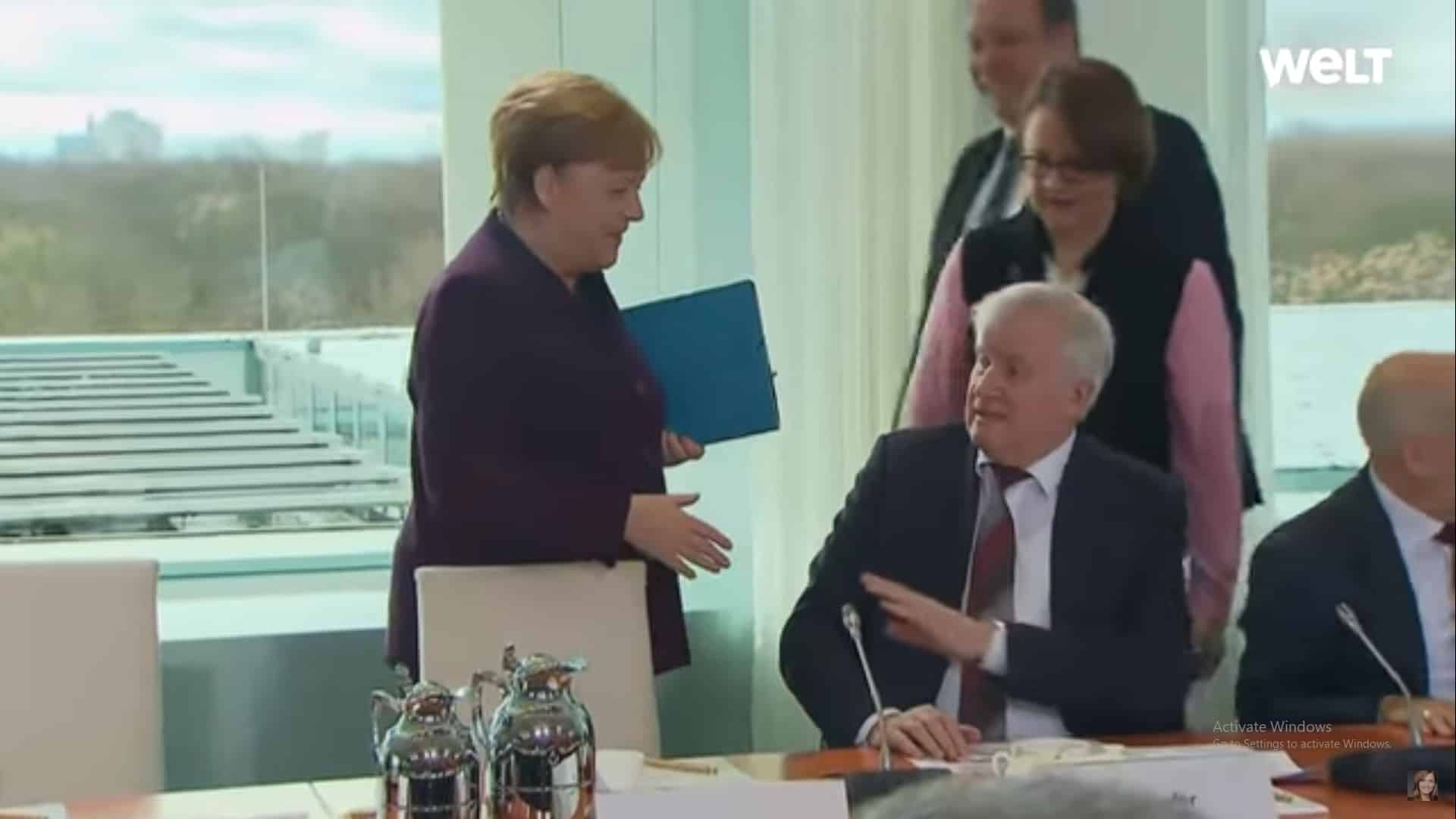 فيديو.. وزير داخلية ألمانيا يحرج ميركل ويرفض مصافحتها!