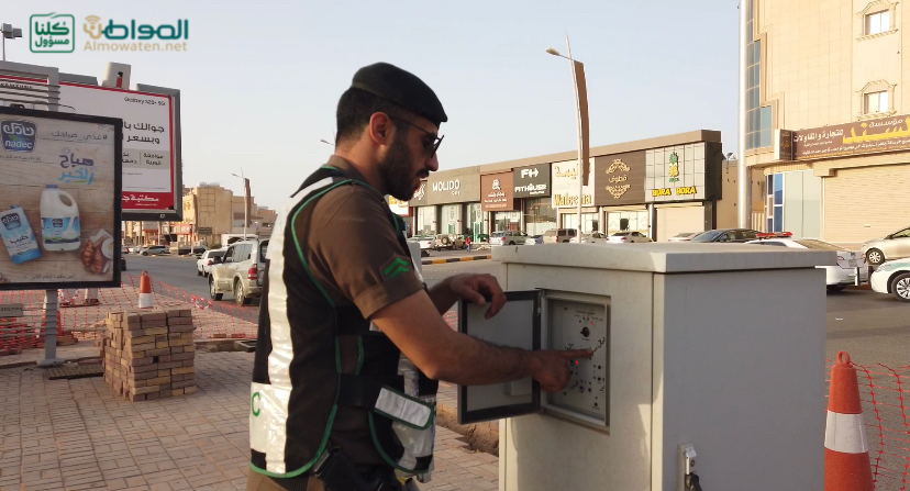 فيديو.. مرور حفر الباطن يتحكم بالاشارات يدويًّا لفك الازدحام