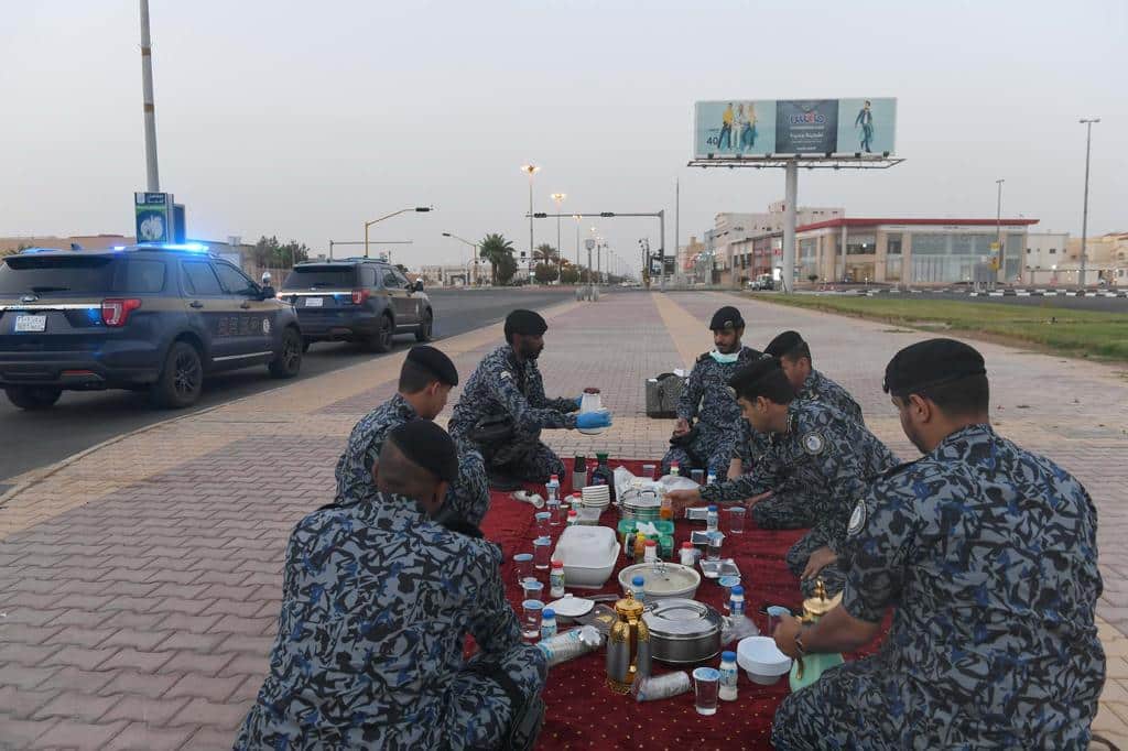 رجال الأمن بتبوك يتناولون إفطارهم في الميدان