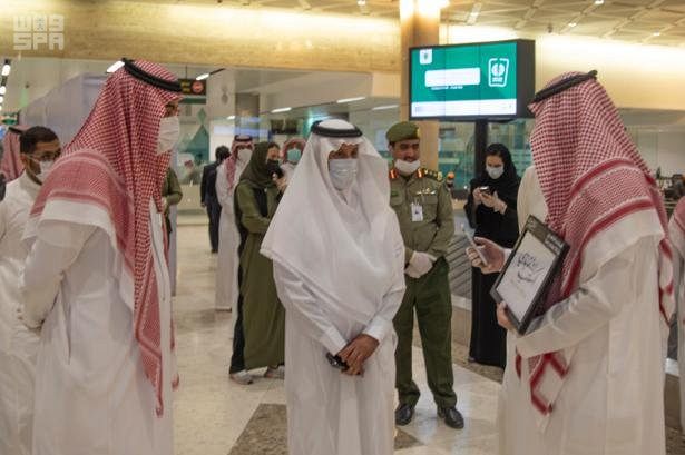 وزير السياحة يتفقد إجراءات استقبال المواطنين العائدين إلى المملكة ونقلهم إلى الفنادق المعدة لإقامتهم