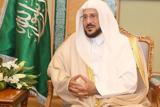 وزير الشؤون الإسلامية يهنئ الملك سلمان بالخروج من المستشفى: الفرحة فرحتان