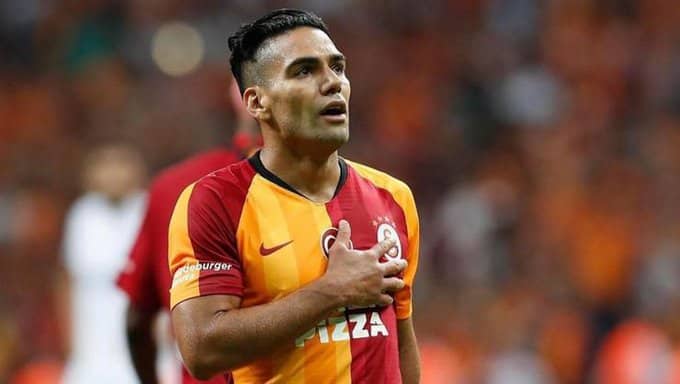 فريق يُهدد الهلال بخطف فالكاو قبله