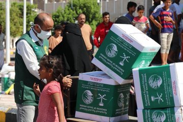 مركز الملك سلمان للإغاثة يوزع السلال الرمضانية للمحتاجين في عدن