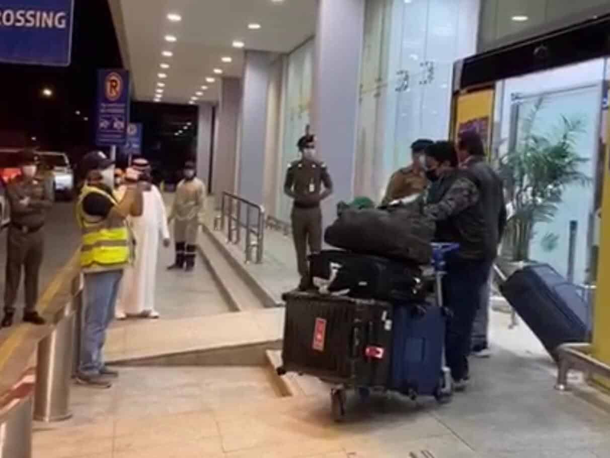 فيديو وصور.. “المواطن” توثق وصول 156 مواطناً من مدريد إلى مطار حائل