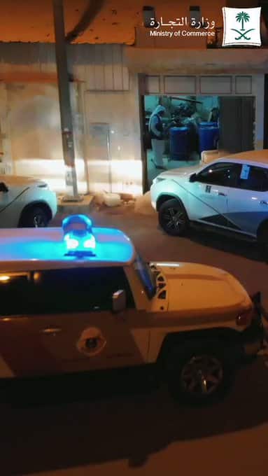 شاهد.. مداهمة فيلا سكنية وضبط 39 ألف عبوة منظفات مغشوشة بالرياض