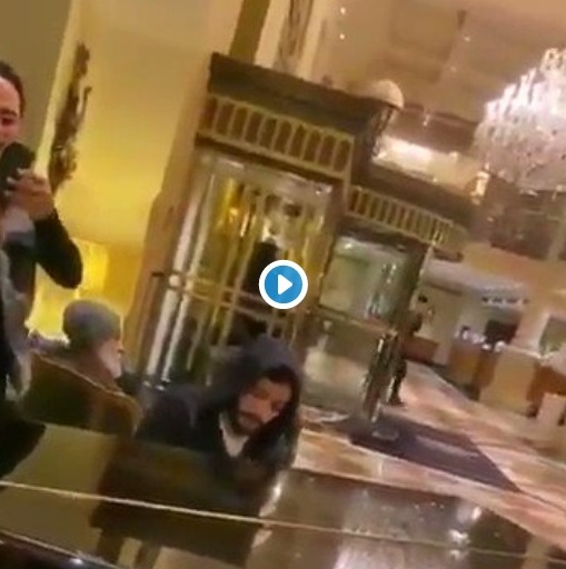 فيديو مؤثر.. شاب يعزف النشيد السعودي في بهو فندق بالنمسا 